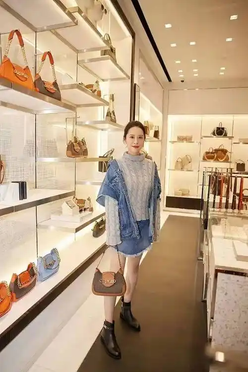 77年海清完美躲过中年发福,穿牛仔裙青春洋气,高马尾更显年轻_效果