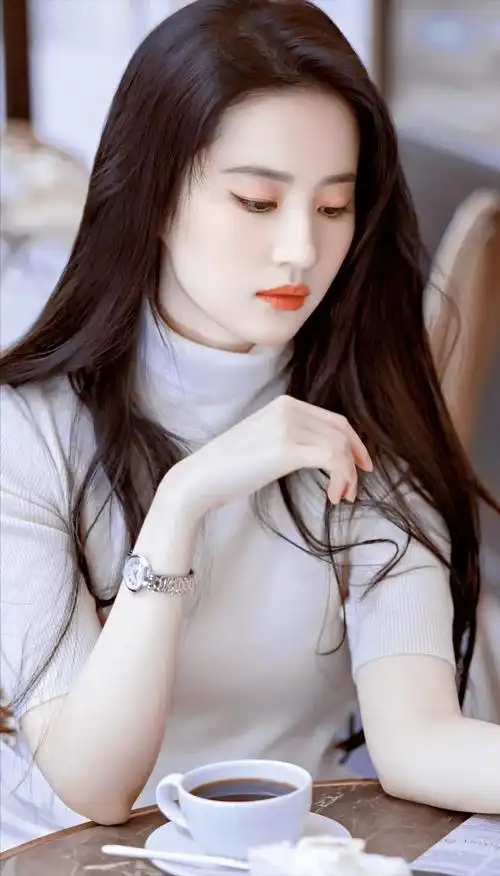 人前惊艳,人后疲惫,这7名女星靠抽烟缓解压力,个个