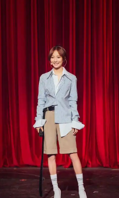 女明星日常穿搭白毛衣搭配牛仔裤清新淡雅且气质温和