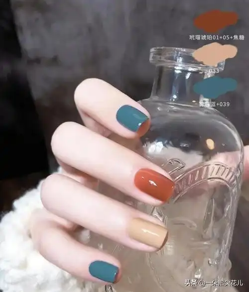 分享20款短指甲跳色美甲,色系搭配好,显白又好看|撞色|咖色_网易订阅
