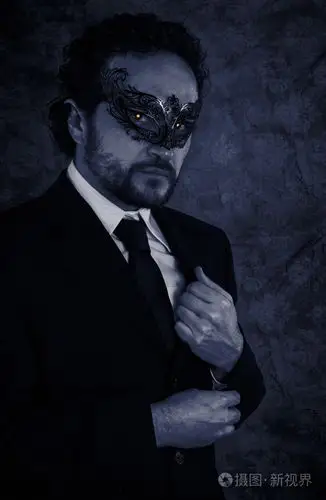 吸血鬼蒙面神秘男子和优雅的黑色西装