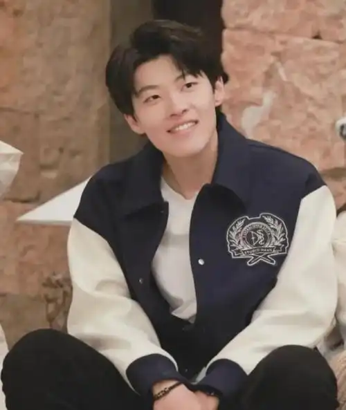 董子健带女儿街边玩耍,7岁大福穿公主裙,继承妈妈孙怡