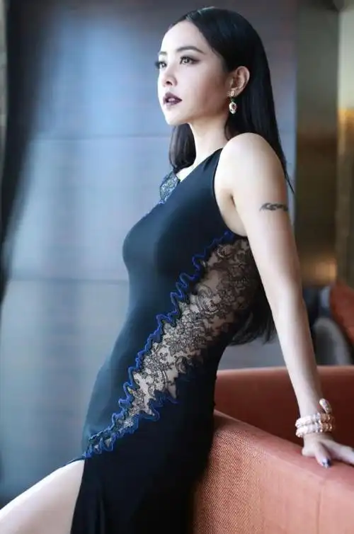 43岁蔡依林风采尽显,辣妹身材饱满,展现真正的女人魅力!