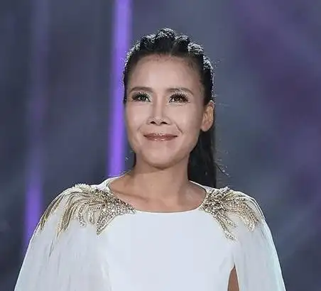 55岁田震晒照贺新春海外豪宅意外入镜白色低胸吊带显性感锁骨