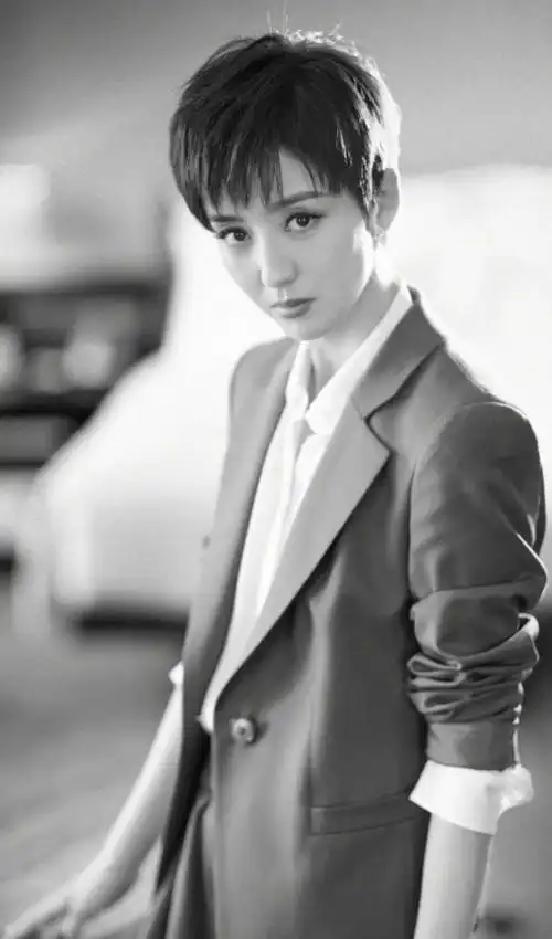 佟丽娅换新发型堪比换了张脸!