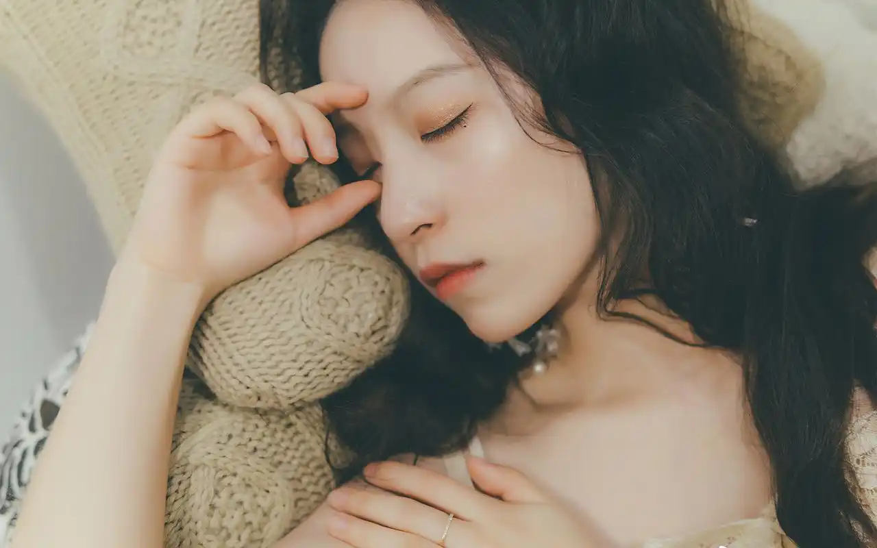 白皙卷发美女唯美高清桌面壁纸