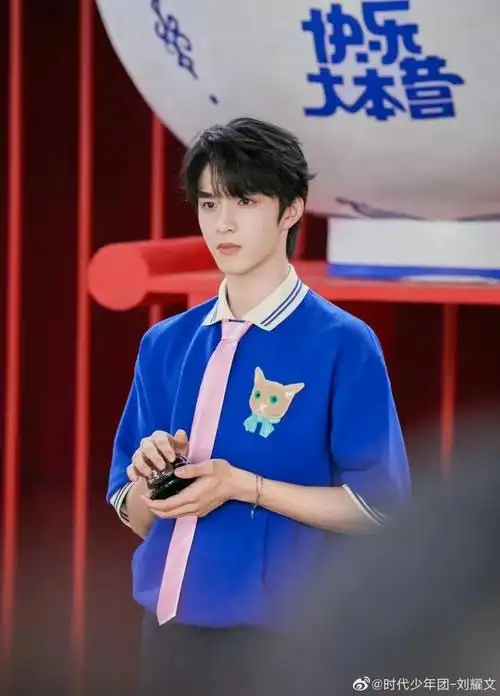 节目中,刘耀文身穿的宝蓝色polo衫格外亮眼,配上猫咪刺绣和粉色领带