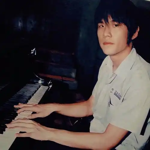 边听杰伦的歌边看他青涩少年的照片