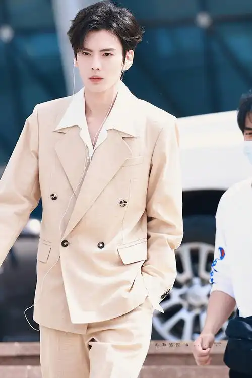 喜欢…戴金丝眼镜的毕雯珺00不得不说西装7797绝鲨#云上北影节