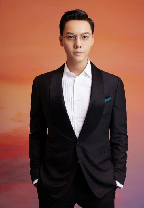 陈伟霆亮相大湾区中秋晚会,演唱漫步人生路,建议西装眼镜半永久,实锤