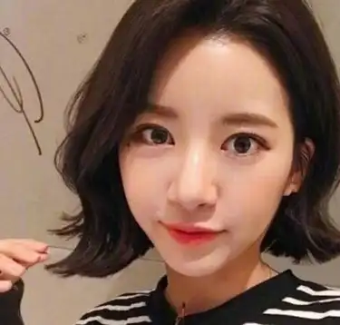 今年很火的还有八字刘海,八字刘海搭配短发在减龄的同时还能增添女生