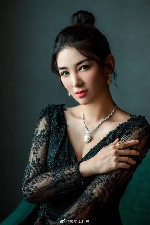 43岁黄奕出轨风波后低调活动深v礼服开到肚子性感时髦