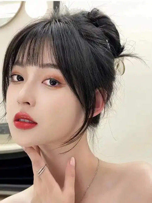 可甜可盐的法式刘海搭配好看质感的黑茶色