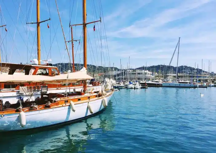 【携程攻略】戛纳戛纳老港景点,法国 戛纳老港里很大豪华游艇,街头