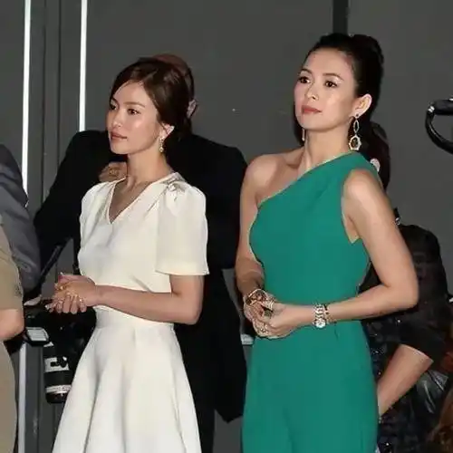 虽然郑秀晶年龄比章子怡小,更加青春,但章子怡整个人却更精致,面部