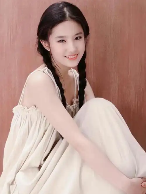 刘亦菲18岁麻花辫旧照