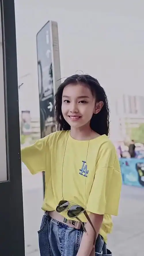 真没想到童模宋小睿还有小酒窝,这个小姑娘颜值真高,太漂亮了