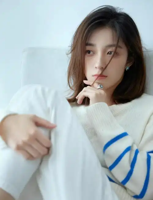 文雅秀丽的万鹏,惊艳迷人,甜美可爱的写真照!_高清图集_新浪网
