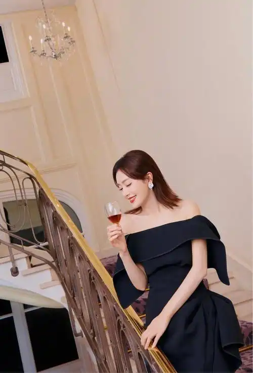 这是一种自信的身材,很适合秦岚,简约中带着一种独特的魅力,这种风格