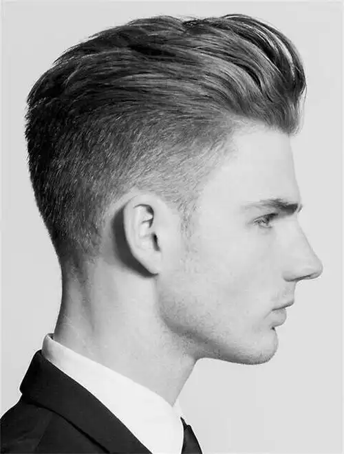 英伦风格的短发别有一番味道,男生的发质柔软细腻,偏分设计特别修颜