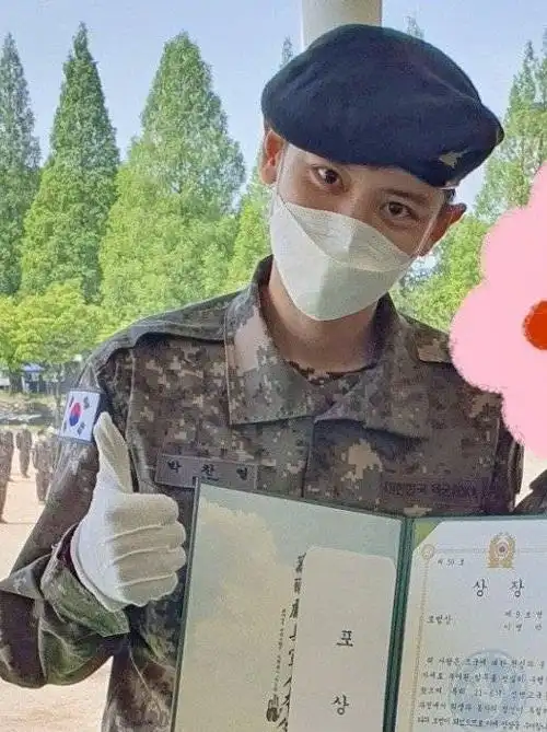 朴灿烈军队照#恭喜朴灿烈成为优秀模范生顺利结业!寸头也依旧帅瓢啊
