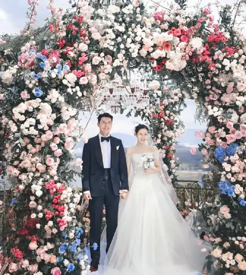 孙艺珍晒婚纱照#孙艺珍晒婚纱照,真的好甜蜜啊,两周年结婚纪念日快乐