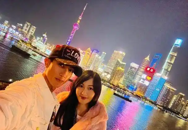 吴尊和妻子庆祝相恋28周年,两人青春照曝光,林丽吟非常清纯_宇俊_网友