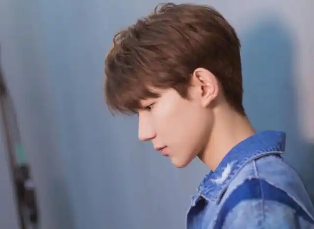 王源露出胳膊疑似纹身,粉丝解释是"淤青",放大图案后网友笑了