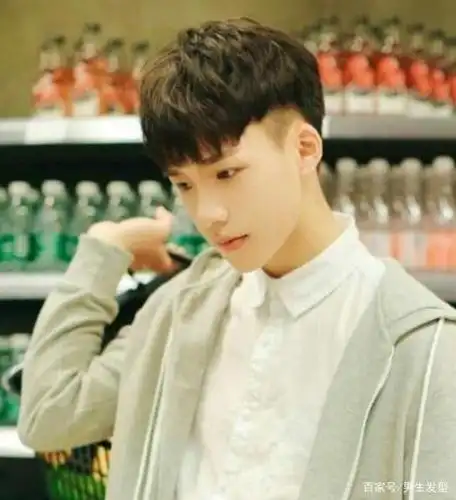 男生夏季流行两边铲发型清爽又帅气这四款很值得去剪