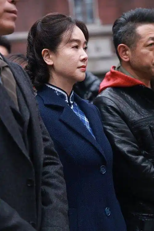 原创左小青虽然四十多岁了依旧能驾驭旗袍美的优雅还温柔