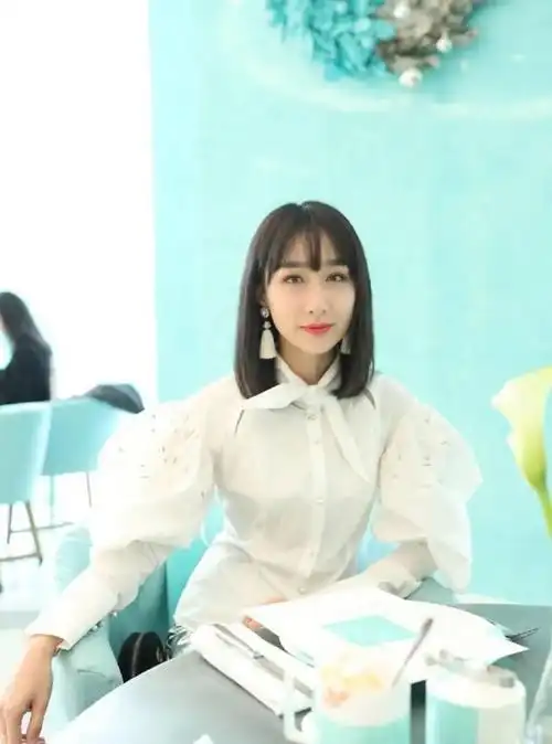 幸福的翟煦飞:裸婚嫁给同班帅哥雷佳音,今与女儿被老公宠爱