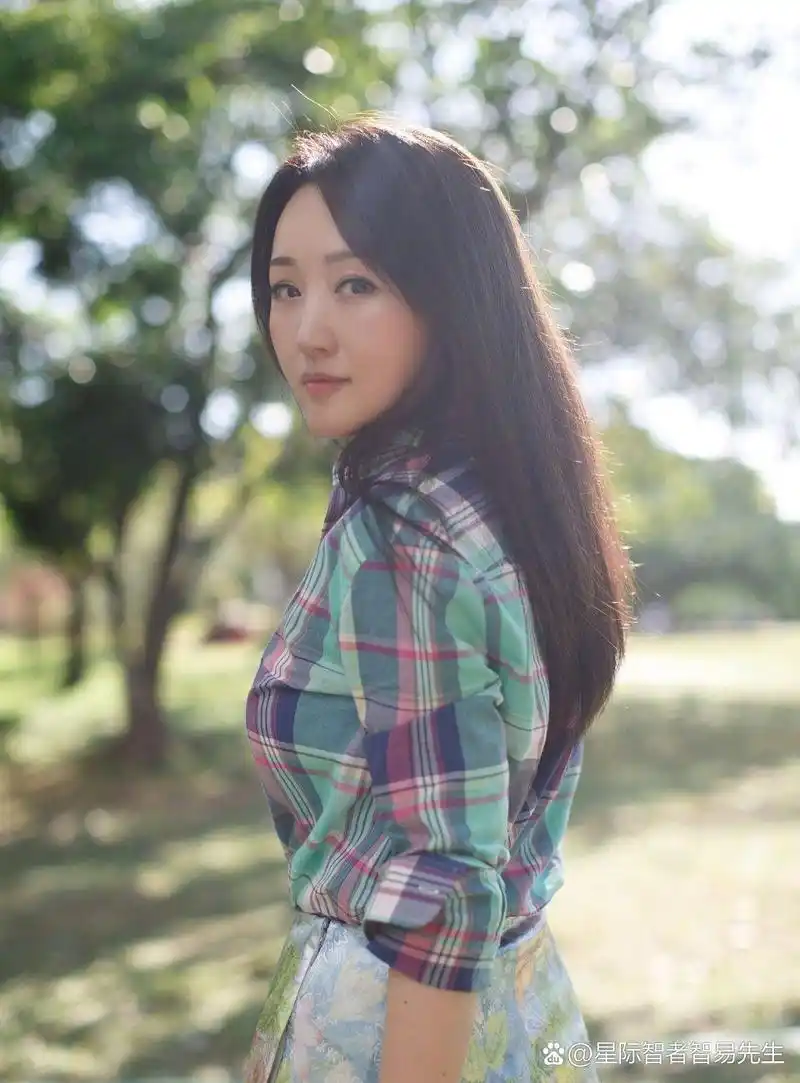 杨钰莹:岁月如歌,不败的少女心 杨钰莹五旬自拍,穿小白裙配黑长直,像