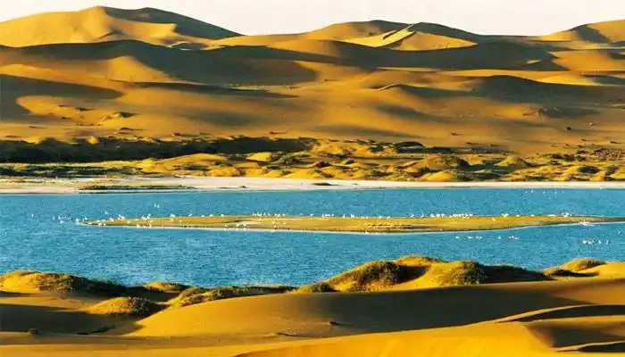 腾格里沙漠月亮湖景区