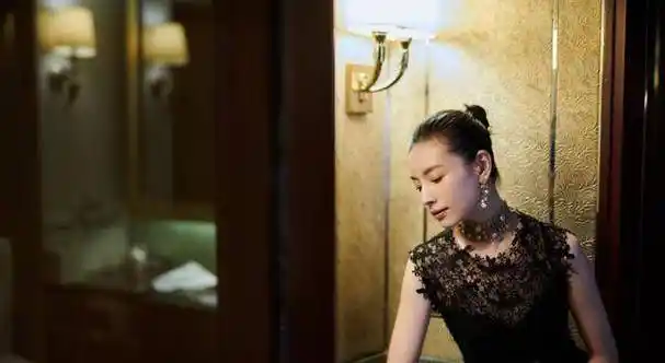 原创董洁也难逃中年发福穿镂空裙走红毯虽优雅却藏不住中年气息