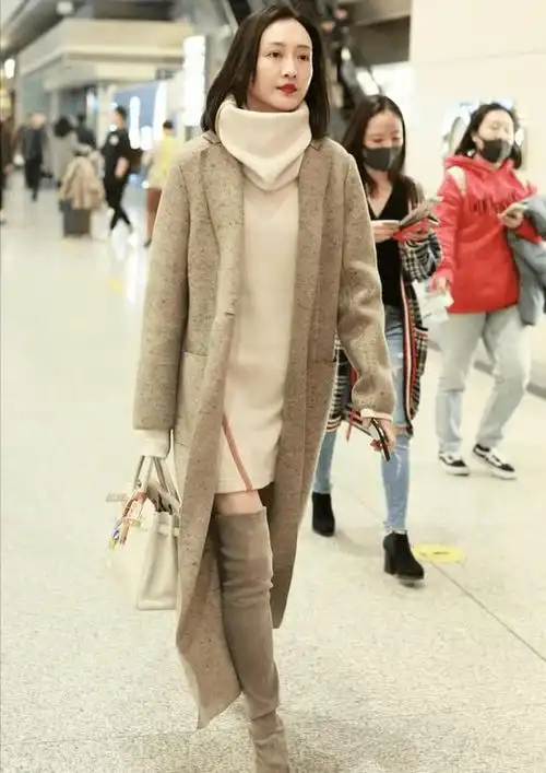 王鸥气质冬装,灰色呢大衣配过膝长靴,尽显成熟知性的气质_毛衣_王欧