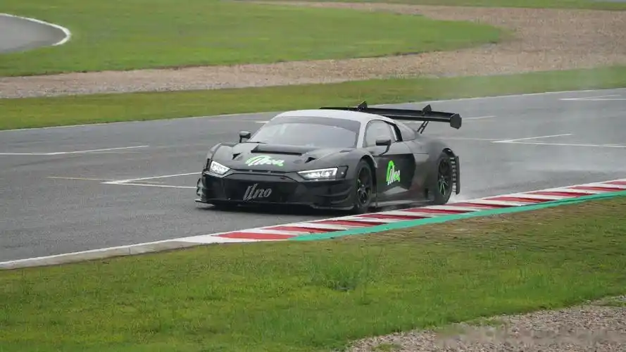 上一次听到王一博跟车有关的消息,还是四年前参加摩托车业余比赛时候