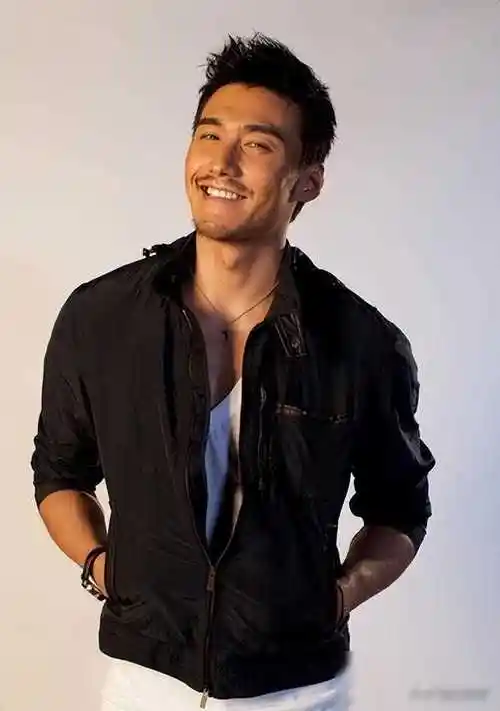 53岁胡兵伦敦爆火:外国女子疯狂围观,唯一被邀请中国明_时尚_娱乐