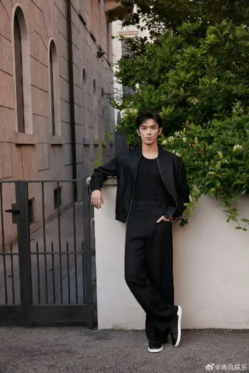 吴磊all black休闲穿搭#吴磊最新写真96  all black休闲穿搭好帅