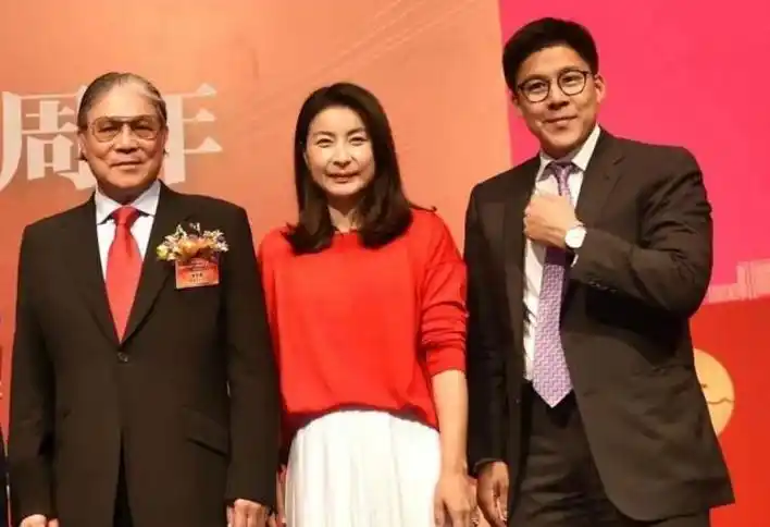 霍启刚是个好丈夫好爸爸,对郭晶晶疼爱有加,而且还舍得花时间陪伴孩子