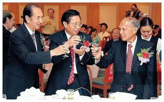 霍启刚晒父子四人同框照纪念霍英东100周年诞辰