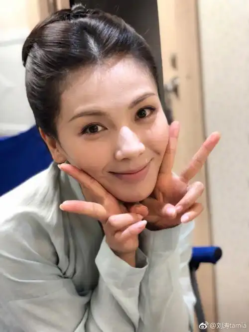 刘涛毕业季比耶甜笑 微露事业美丽动人