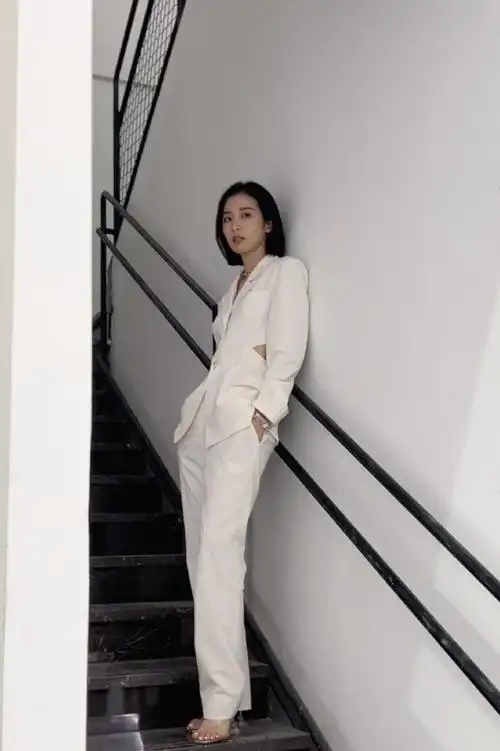 周雨彤身着白色西装 飒气十足|周雨彤|西装|白色_新浪新闻