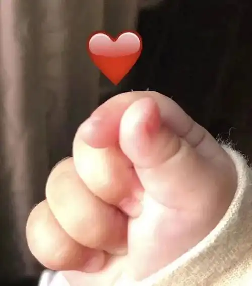 罗熙发射爱心表情包啾(萌娃发射爱心)我小叮当想送你个爱心love you