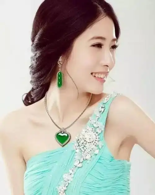 女明星戴翡翠,谁衬托谁?
