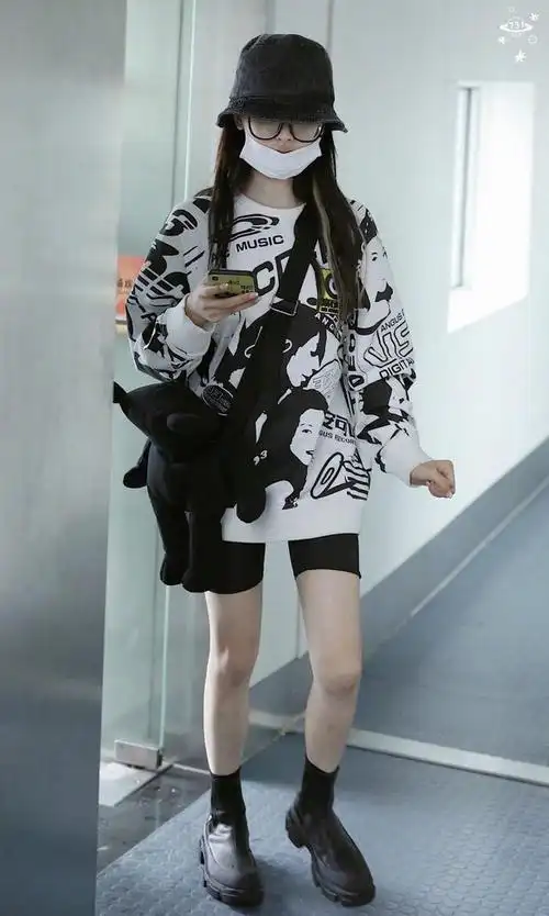 杨超越印花t恤配超短牛仔裤造型清爽怡人真是又纯又欲