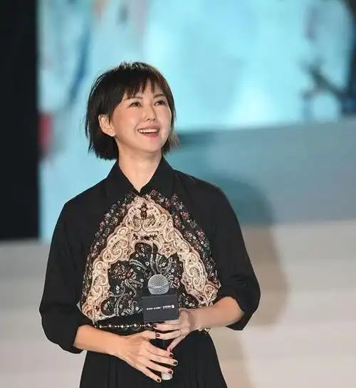 孙燕姿身材发福穿黑色的衣服都难以掩饰不过笑容倒挺可爱的