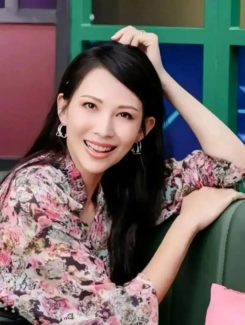 蔡少芬,1973年9月17日出生于中国香港的她,17岁参加香港小姐竞选获得