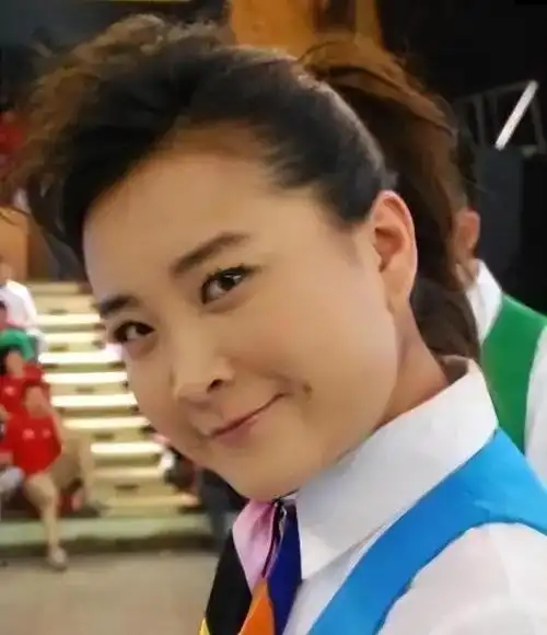 贾玲翘着二郎腿在好莱坞片场满脸皱纹吴彦祖和周迅前夫也在