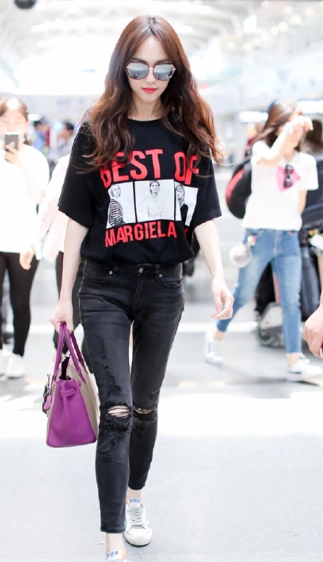 唐嫣真是气质女神,穿黑色t恤配牛仔紧身裤走机场,身材不输超模