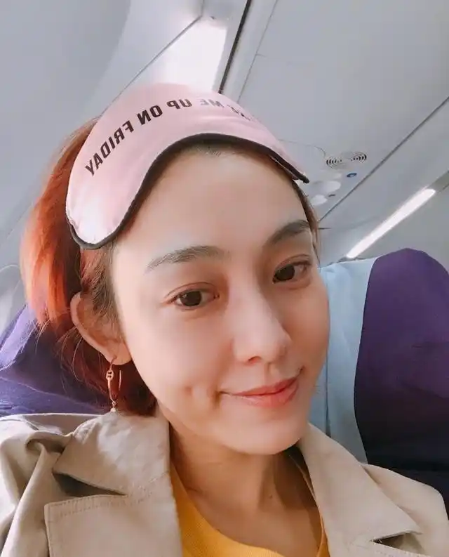 范玮琪在微博晒出一组街拍街拍,时髦范足,随后飞机上的自拍更是凸显不